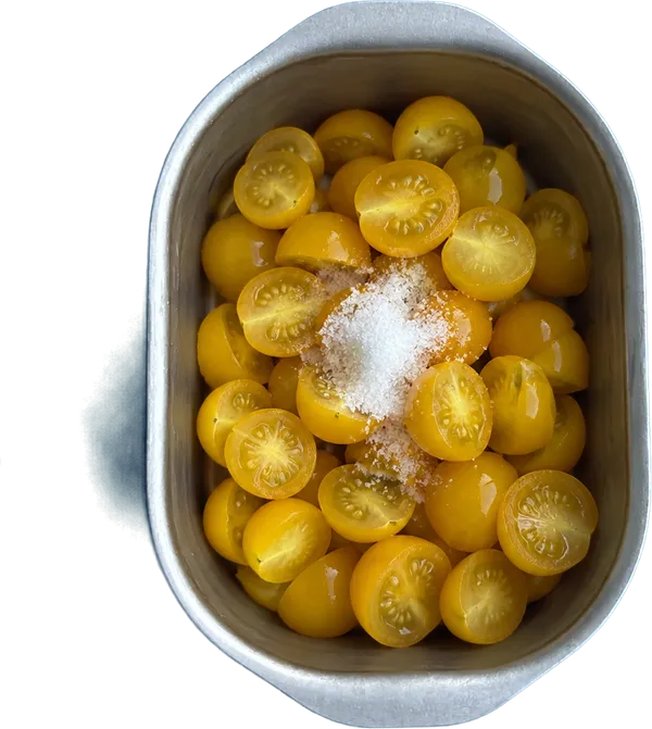 Nel secondo contenitore mettete 350 g di pomodorini gialli pelati in succo a metà e 1 cucchiaio Liffo di sale fino.