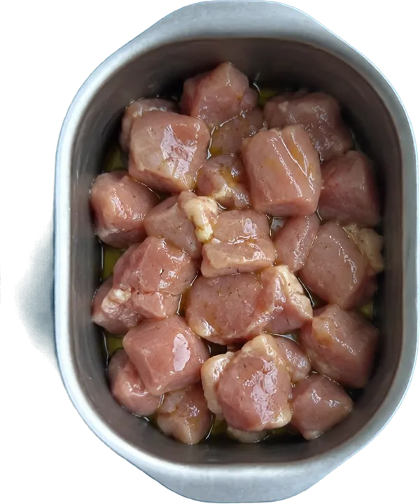 Nel terzo contenitore mettete 5 g di olio extravergine di oliva e 300 g di sovracoscia disossata di pollo a dadini medi.