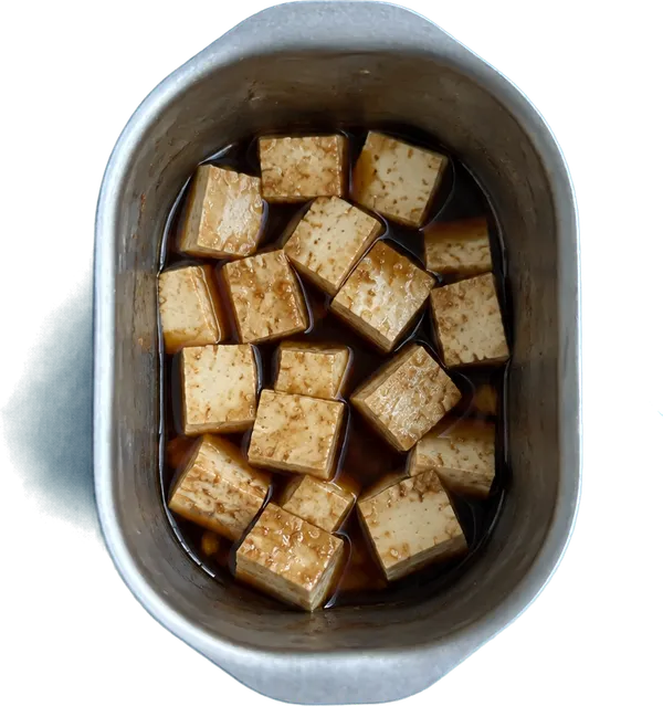 Nel sesto contenitore mettete 40 g di tofu compatto al naturale a dadini medi, 30 g di salsa di soia, 10 g di sciroppo d'acero e 5 g di aceto di vino bianco.