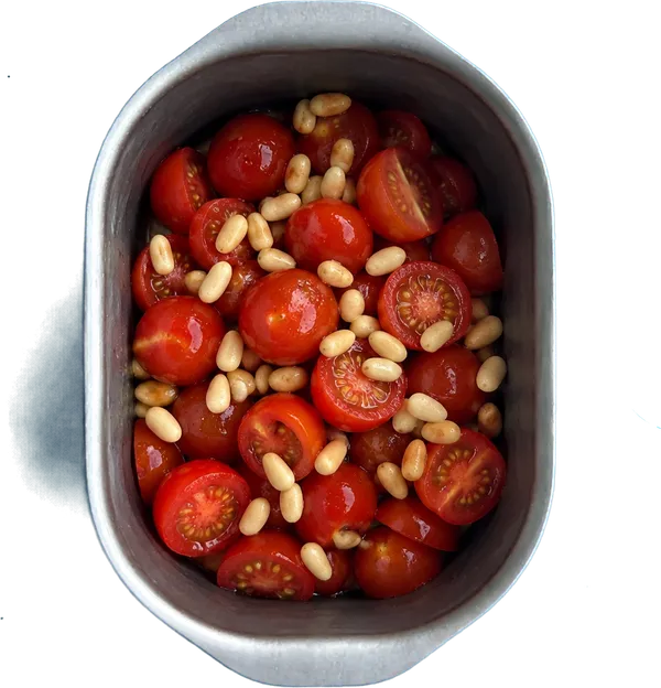 Nel terzo contenitore mettete 250 g di pomodorini rossi a metà e 25 g di pinoli.