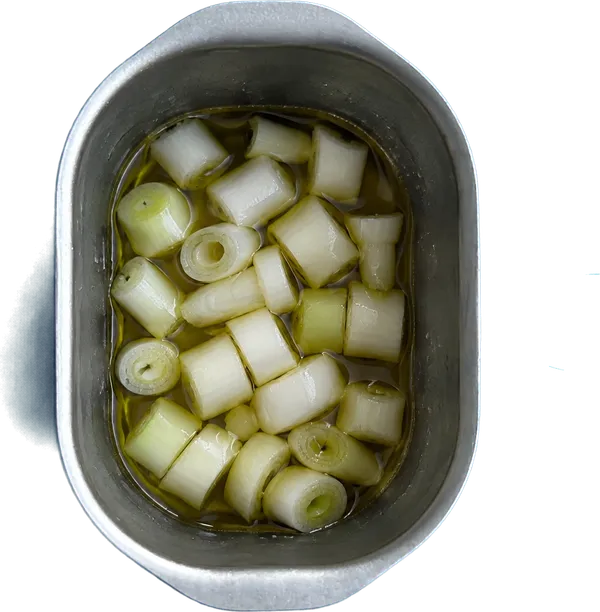 Nel primo contenitore mettete 20 g di olio extravergine di oliva e 40 g di cipollotti parte bianca.