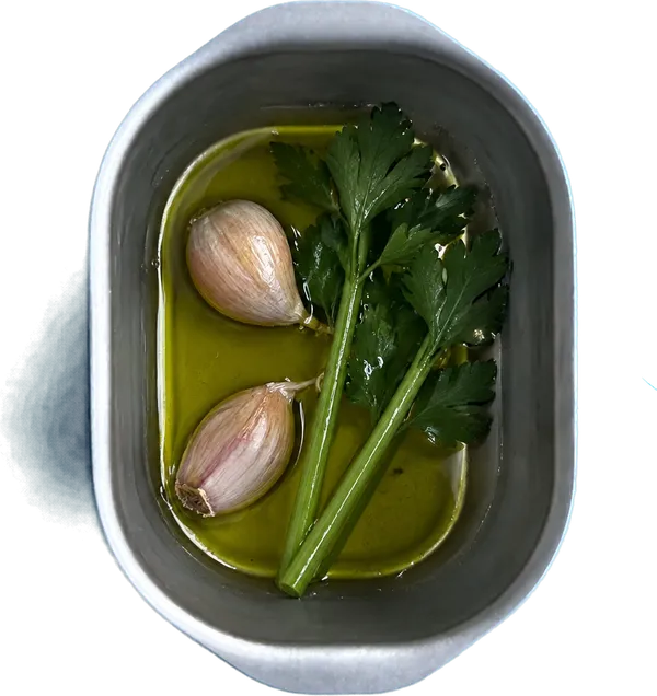 Nel primo contenitore mettete 25 g di olio extravergine di oliva, 2 spicchi di aglio fresco in camicia e 2 unità di gambi di prezzemolo interi.