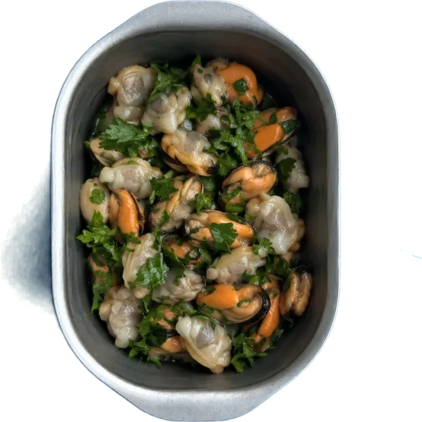 Nel sesto contenitore mettete 100 g di vongole crude sgusciate decongelate intera, 100 g di cozze crude sgusciate decongelate intera e 15 di prezzemolo fresco tritato.