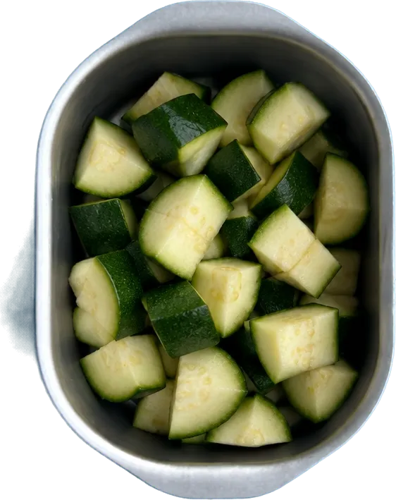 Nel terzo contenitore mettete 200 g di zucchine a dadini grandi.