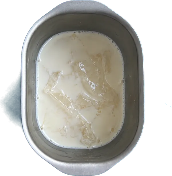Nel terzo contenitore mettete 100 g di panna fresca e 5 g di gelatina in fogli.