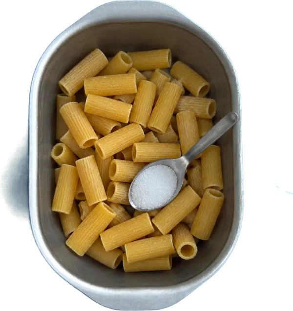 Nel quinto contenitore mettete 100 g di rigatoni e 1 cucchiaio Liffo di sale fino.
