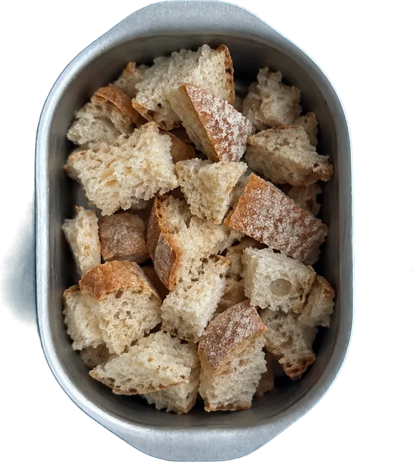Nel quinto contenitore mettete 250 g di pane raffermo a pezzi.