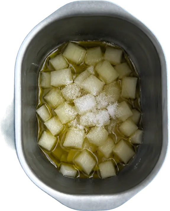 Nel secondo contenitore mettete 15 g di olio extravergine di oliva, 25 g di cipolle bionde a dadini medi e 1 cucchiaio Liffo di sale fino.