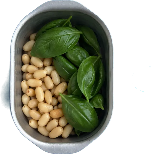 Nel quinto contenitore mettete 30 g di pinoli intero e 10 fogli di basilico fresco intero.