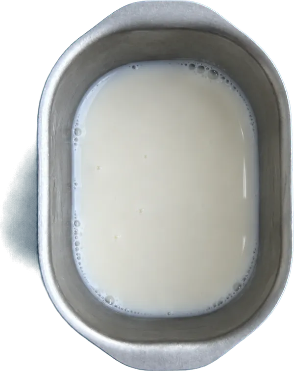 Nel terzo contenitore mettete 100 g di latte vaccino fresco intero.