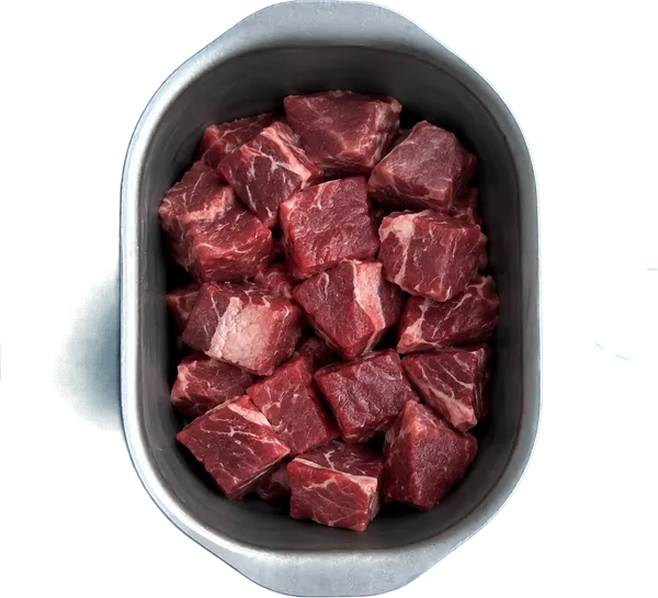 Nel secondo contenitore mettete 300 g di spalla di manzo a dadini medi.