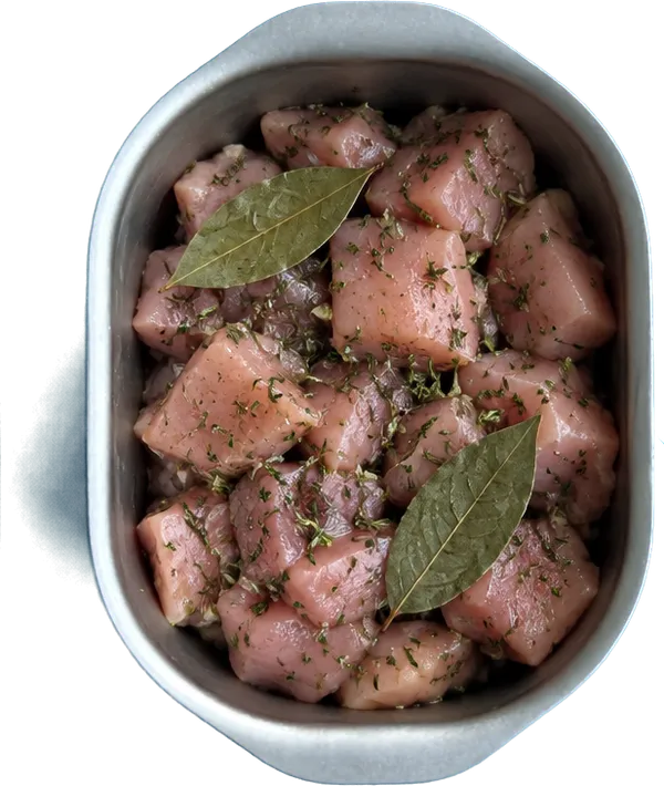 Nel sesto contenitore mettete 340 g di sovracoscia disossata di pollo a dadini grandi, 2 rametti di foglie di alloro intere, 1 rametto di rosmarino fresco tritato e 1 rametto di timo fresco tritato.