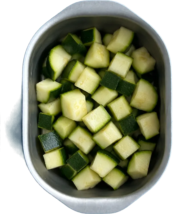 Nel terzo contenitore mettete 200 g di zucchine a dadini medi.