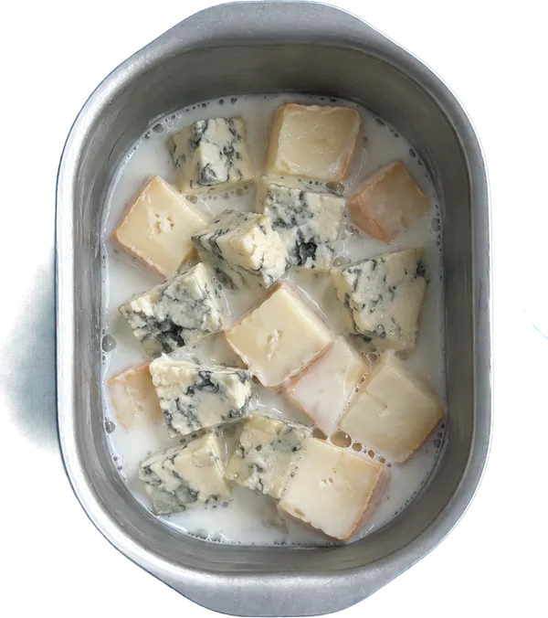 Nel quarto contenitore mettete 80 g di latte vaccino fresco intero, 50 g di gorgonzola dolce a dadini medi e 50 g di taleggio a dadini medi.