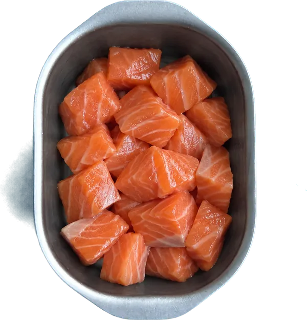Nel quarto contenitore mettete 240 g di salmone fresco a dadini medi.