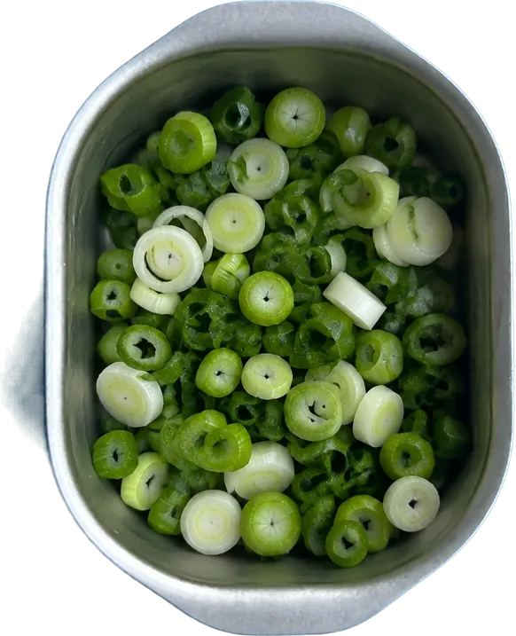 Nel quarto contenitore mettete 100 g di cipollotti a rondelle.