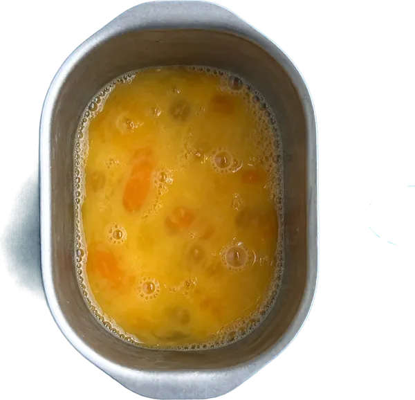 Nel secondo contenitore mettete 4 unità di uova intere di gallina sbattute.