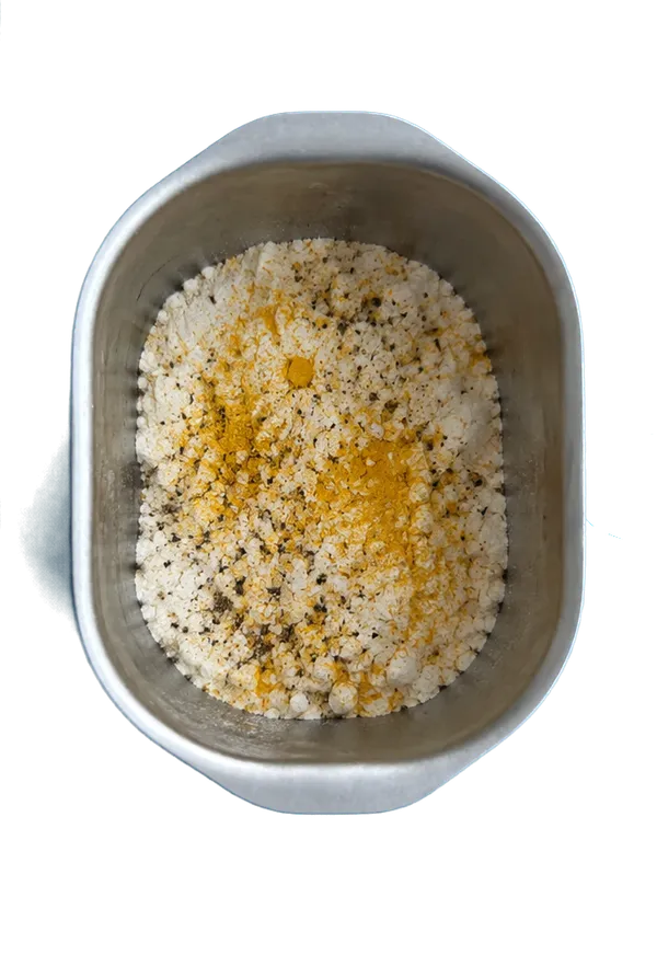 Nel quarto contenitore mettete 15 g di farina di frumento 00, 3 cucchiai Liffo di sale fino, 2 pizzichi di pepe nero e 1 bustina di zafferano in polvere.
