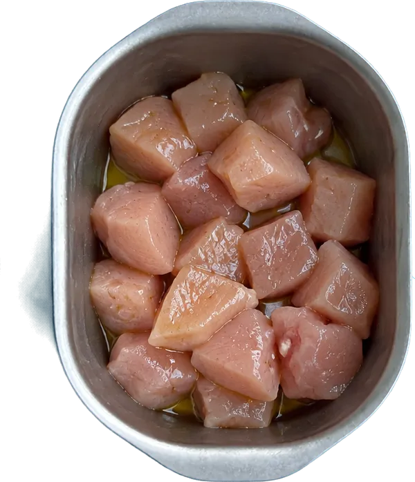 Nel quinto contenitore mettete 5 g di olio extravergine di oliva e 300 g di pollo a dadini medi.