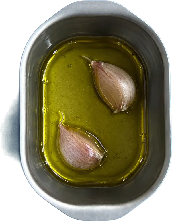 Nel primo contenitore mettete 40 g di olio extravergine di oliva e 2 spicchi di aglio fresco in camicia.
