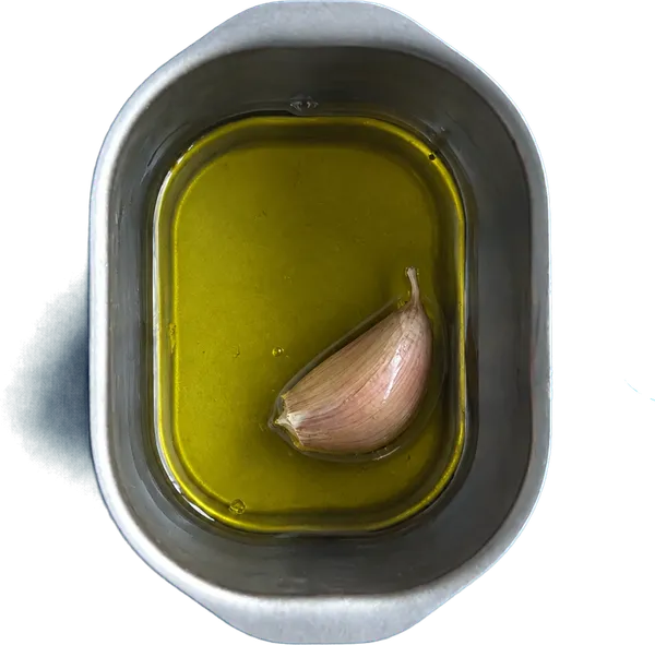 Nel primo contenitore mettete 25 g di olio extravergine di oliva e 1 spicchio di aglio fresco in camicia.