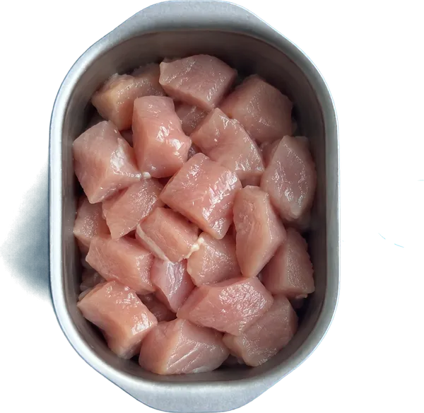Nel secondo contenitore mettete 300 g di petto di pollo a dadini medi.