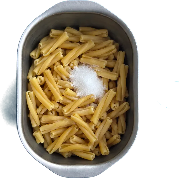 Nel quarto contenitore mettete 160 g di casarecce e 1 cucchiaio Liffo di sale fino.