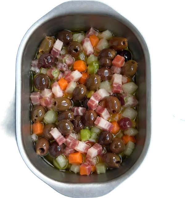 Nel primo contenitore mettete 25 g di olio extravergine di oliva, 100 g di pancetta dolce a dadini piccoli, 80 g di olive taggiasche denocciolate intera, 40 g di cipolle bionde tritate, 30 g di carote tritate e 25 g di sedano tritato.