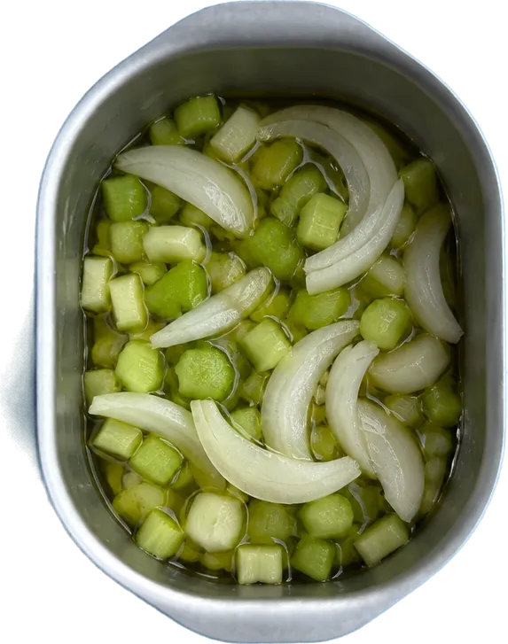 Nel primo contenitore mettete 45 g di olio extravergine di oliva, 120 g di sedano a dadini piccoli e 80 g di cipolle bianche affettate.