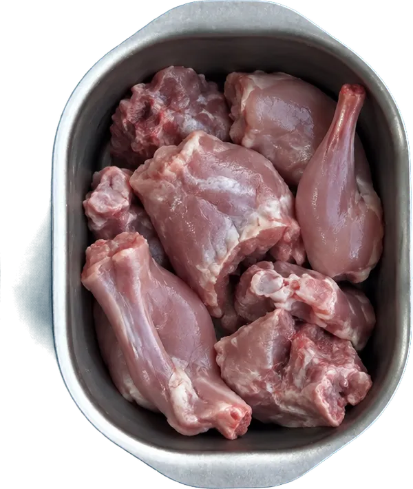 Nel quarto contenitore mettete 320 g di coniglio a pezzi.