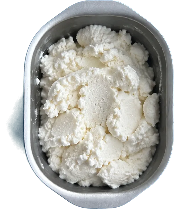 Nel secondo contenitore mettete 240 g di le ricotte fresche vaccina a cucchiai.