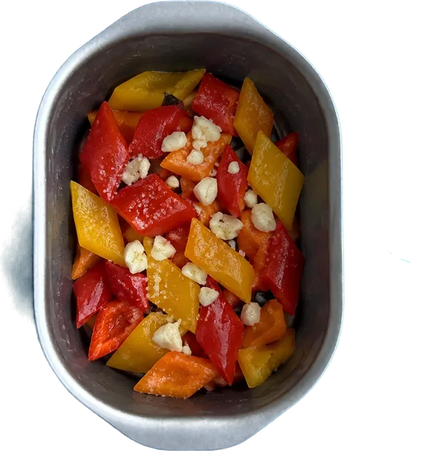 Nel secondo contenitore mettete 200 g di peperoni a losanghe, 2 cucchiai Liffo di sale fino e 2 spicchi di aglio fresco tritato.