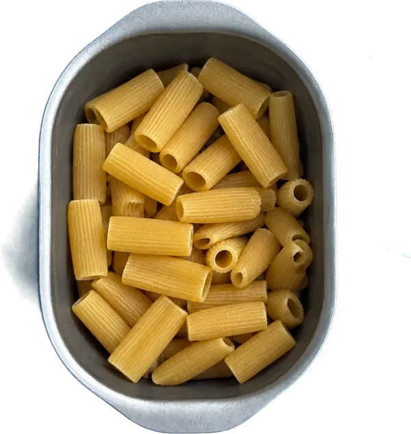 Nel quarto contenitore mettete 110 g di rigatoni.