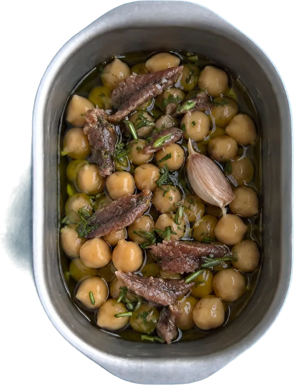 Nel primo contenitore mettete 20 g di olio extravergine di oliva, 200 g di ceci cotti intero, 8 filetti di acciughe sott'olio a pezzetti, 1 spicchio di aglio fresco in camicia e 1 rametto di rosmarino fresco tritato.
