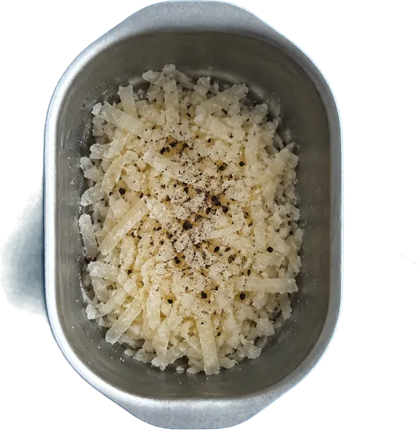 Nel settimo contenitore mettete 30 g di pecorino semistagionato grattugiato e 3 pizzichi di pepe nero.