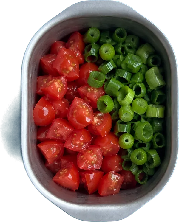 Nel sesto contenitore mettete 200 g di pomodorini rossi a dadini piccoli e 80 g di cipollotti parte verde a rondelle.
