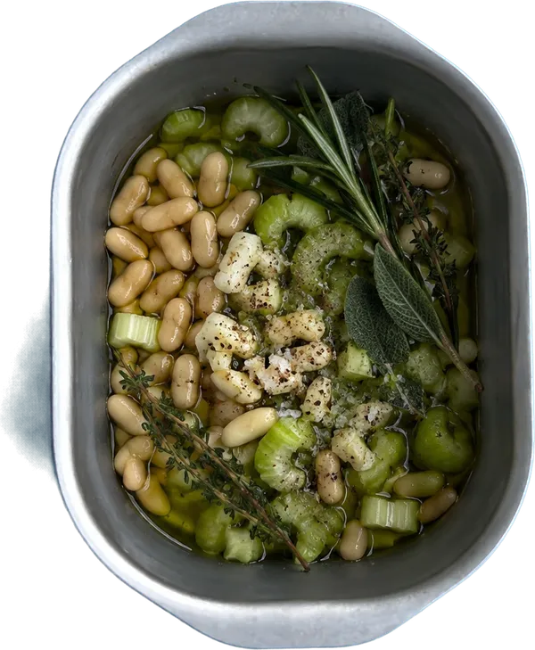 Nel secondo contenitore mettete 20 g di olio extravergine di oliva, 30 g di pinoli, 5 g di sedano tritato, 3 cucchiai Liffo di sale fino, 2 pizzichi di pepe nero, 2 spicchi di aglio fresco tritato, 1 rametto di rosmarino fresco intero, 1 rametto di salvia fresca intera e 1 rametto di timo fresco intero.