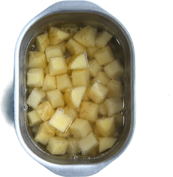 Nel secondo contenitore mettete 200 g di patate a dadini piccoli e 150 g di acqua.