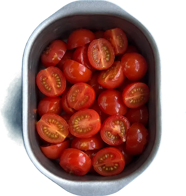 Nel quinto contenitore mettete 200 g di pomodorini rossi a metà.