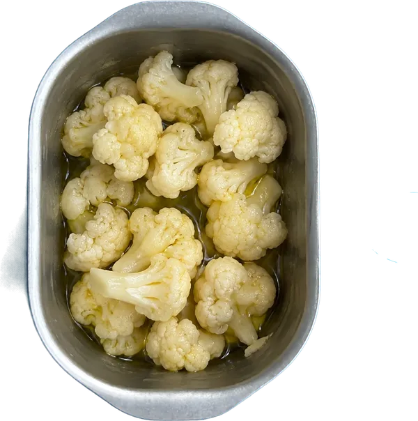 Nel secondo contenitore mettete 10 g di olio extravergine di oliva e 150 g di cavolfiori a cimette.