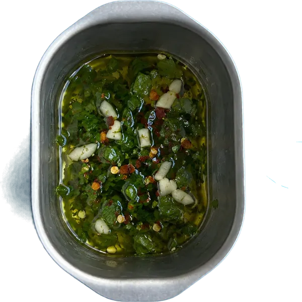 Nel primo contenitore mettete 40 g di olio extravergine di oliva, 20 g di prezzemolo fresco tritato, 2 spicchi di aglio fresco tritato e 1 pizzico di peperoncino essiccato.
