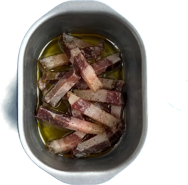 Nel primo contenitore mettete 20 g di olio extravergine di oliva e 50 g di guanciale a listarelle.