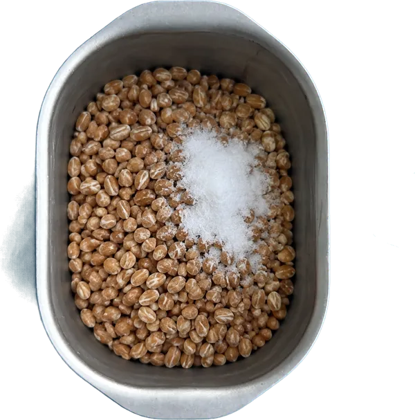 Nel quarto contenitore mettete 280 g di farro perlato e 2 cucchiai Liffo di sale fino.