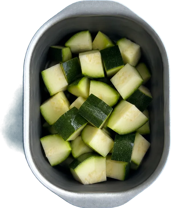 Nel quarto contenitore mettete 60 g di zucchine a dadini grandi.