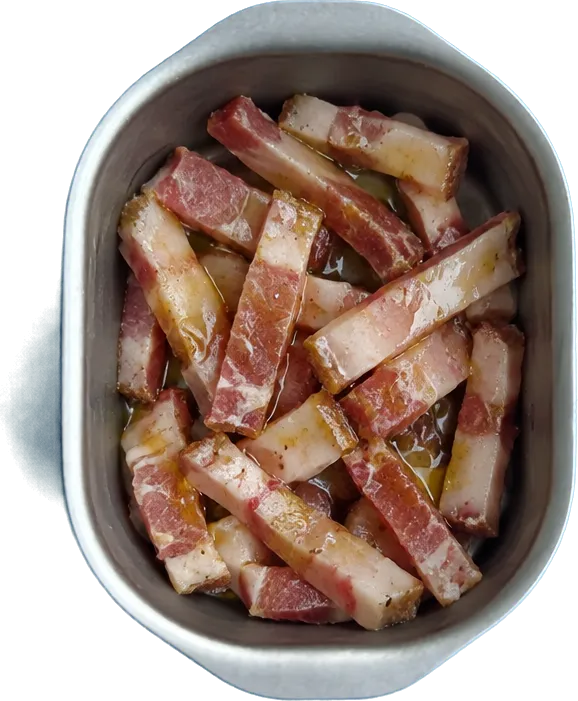 Nel primo contenitore mettete 15 g di olio extravergine di oliva e 200 g di guanciale a listarelle.