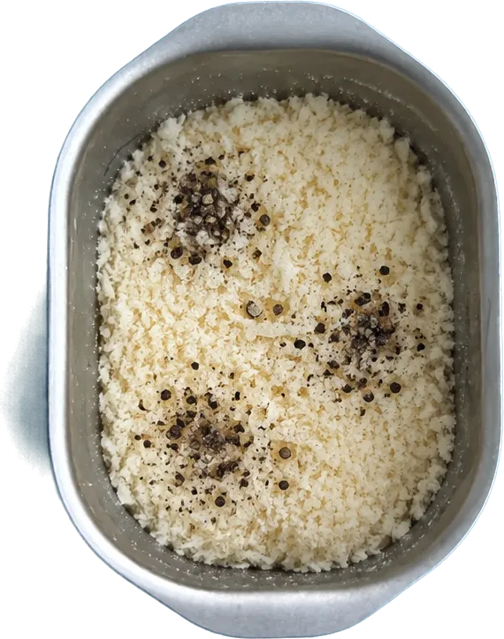 Nel quinto contenitore mettete 100 g di pecorino romano grattugiato e 3 pizzichi di pepe nero in polvere.